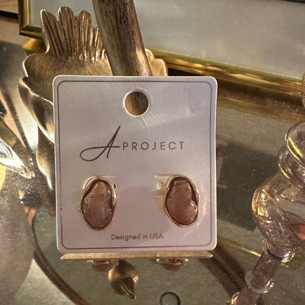 Beautiful New Brown Stone W / Gold  Earrings .🤎